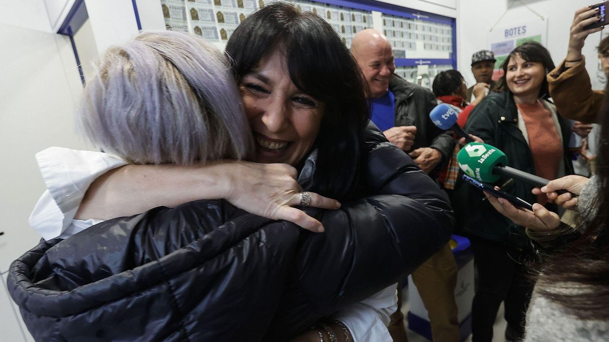 Varias agraciadas con El Gordo, el número 05490, celebran en la administración 'La Diosa Fortuna', este jueves en A Coruña.